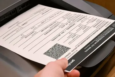 Equipamento de impressão em um despachante mostrando documentos de veículo.